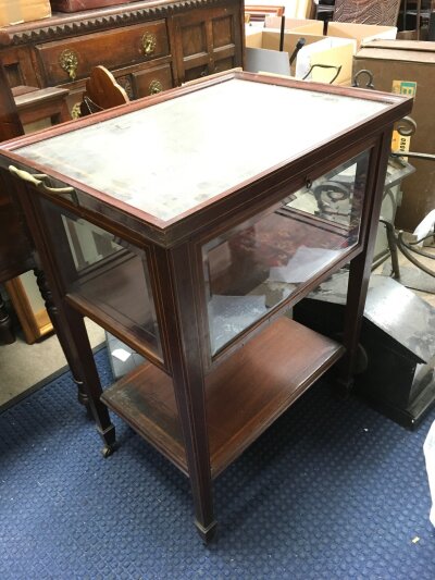 An Edwardian vitrine table with removable tray top, approx 65cm x 41cm x 76cm.