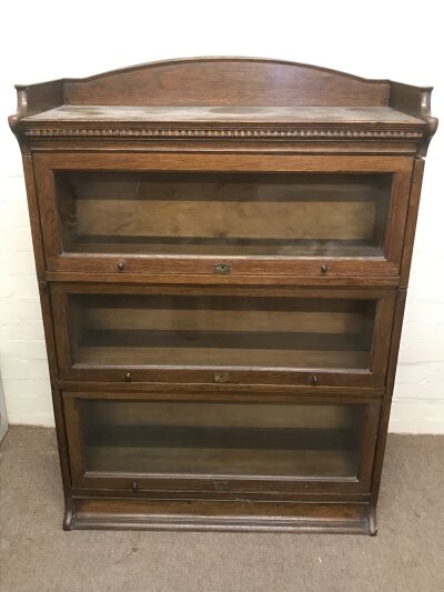 An oak globe wernick bookcase. 88cm wide, 124cm tall , 36cm long