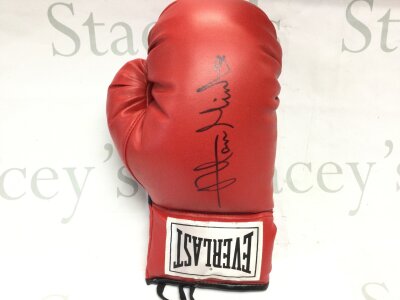 An Alan Minter signed red Everlast boxing glove.- NO RESERVE