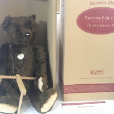 WITHDRAWN - A Boxed Steiff pantom-Bear Dark Brown. #406614. 1998.