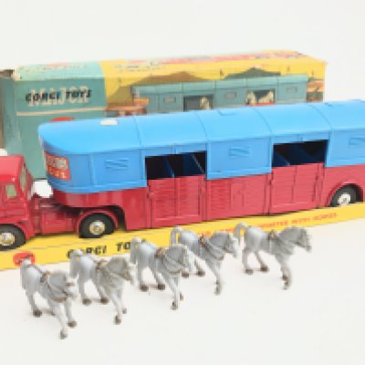 A Boxed Corgi Chipperfeilds Circus Horse Transporter With Horses. #1130. Box Is Worn.