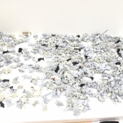 A collection in excess of 300 metal models mainly dwarves and unpainted