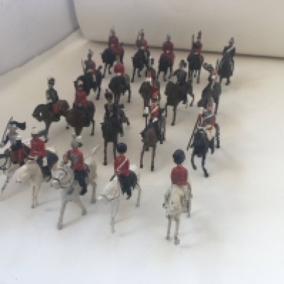 A collection 20 metal mounted soldiers of differing regiments mainly by Britains. NO RESERVE