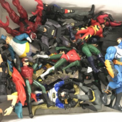 2 Boxes Containing DC and Marvel Figures. No Resrve.