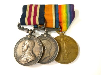 WW1 medal group awarded to 930370, GNR: L. BMBR. A.R.SURRIDGE. R.F.A, Gerat War medal, 14-18 War medal, George. V Bravery in the field medal.
