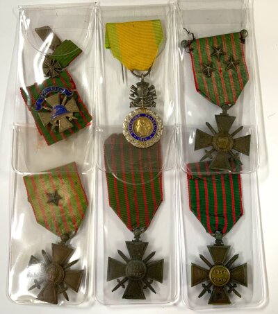 A collection of french military issue medals to include 4 Croix de guerre 1914–1918, Médaille militaire, 2 miniature Croix de guerre, French enamelled badge.