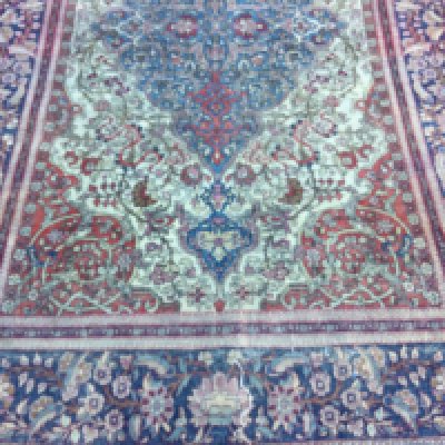 A kashan rug with central geometric motifs and a floral boarder . 210 x 140 cm .