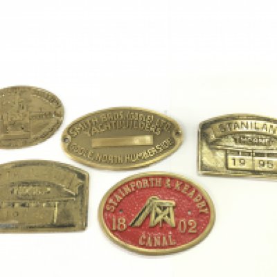 A group of brass plaques from various firms including yacht builders and others. Postage B- NO RESERVE