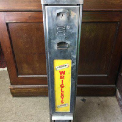 A Vintage Wrigleys chewing gum chrome vending machine, 76cm tall. This lot cannot be posted