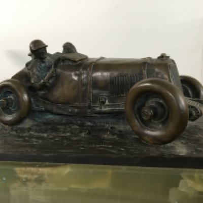 Frederick Gordon Crosby sporting bronze 1886 -1943 The Daily Telegraph trophy for Brooklands automobile racing club mountain lap record. In the form of a early racing car with driver and passenger on onyx , surmounted on a mahogany base . 20 x 32 cm height including base 20 cm