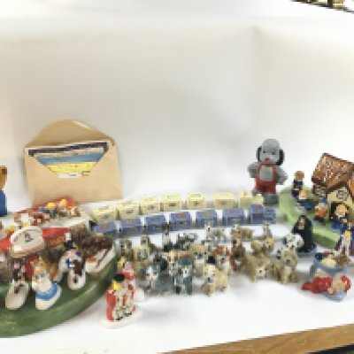 A collection of Wade porcelain figures including Alice In wonderland 2010 club membership set, Wade 2009 snow white set , sooty etc