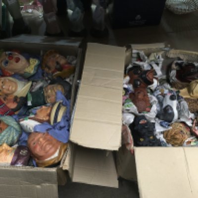 Two boxes of Bossons heads and wall plaques. Shipping category D.