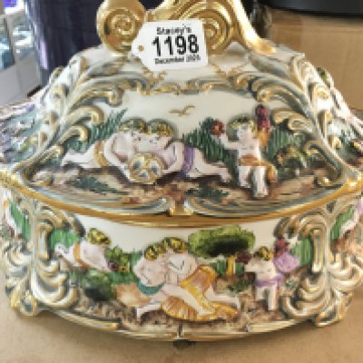 ELPA Alcobaca Portuguese Tureen with Gold Lustre. 24cm tall . 34cm wide. This lot cannot be posted