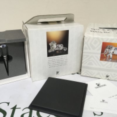 A boxed Swarovski 1995 Annual Edition Lion in a fitted box an elephant and a boxed glass bottle stopper (3)