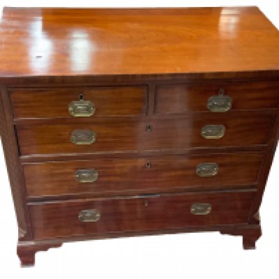 George III mahogany chest of two short over three graduating drawers. The drawers flanked by reeded quarter columns which sit on bracket feet. 94cm x 83cm x 50cm