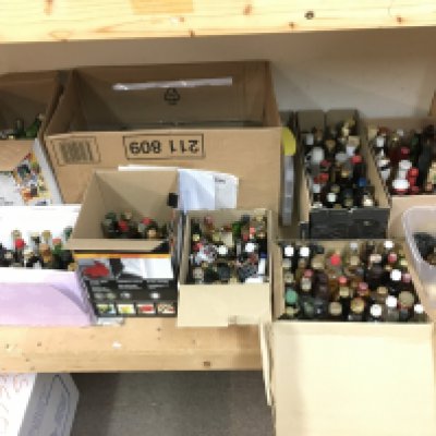 A large collection of alcohol miniatures. Shipping category D.
