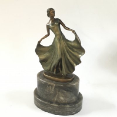 An art deco lady figurine. Approx height 18cm.