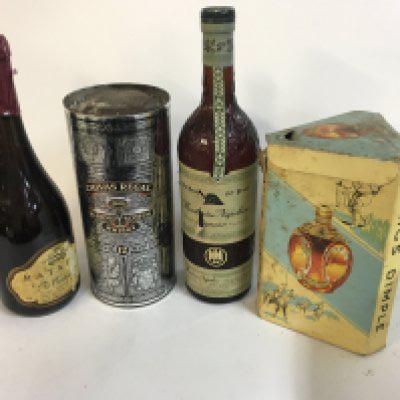 4x bottles of various alcohols consisting of a Chivas Regal whiskey, Haig&#2013266057۪s dimple whiskey, Mandarine Napoleon and Ratafia G.Tribaut