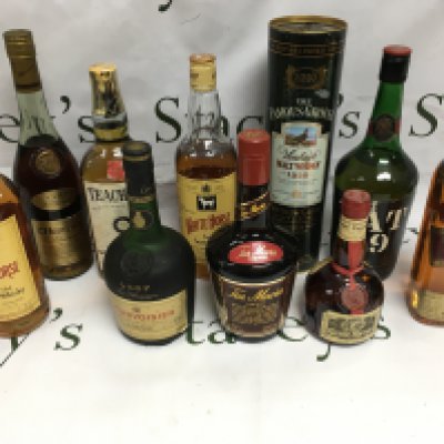 Various bottles of spirits comprising Whisky, Cognac and others. Shipping category D.