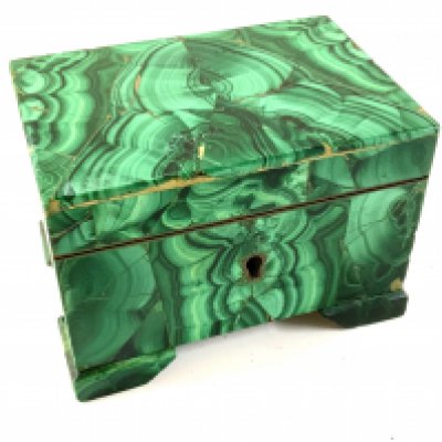 A small malachite trinket box, 9cm x 6cm x 6.5cm.