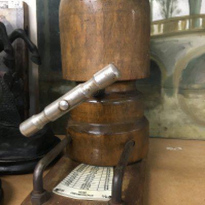 A pine hat stretcher 35 cm .