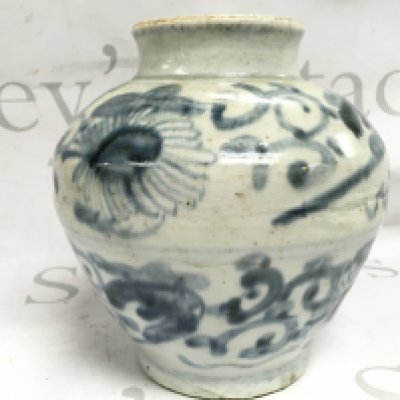 An antique Chinese Ming period jar , 7 inches tall. This lot cannot be posted