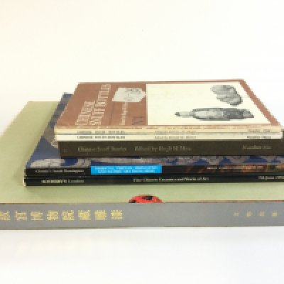A box with Chinese Snuff Bottles books, Sotherbys and Christies catalogues . Postage category B