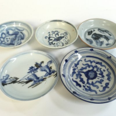 Five Chinese blue and white Ming period style dishes 10 to 13cm wide