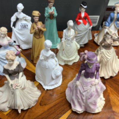 Approximately 10 Doulton and Worcester figures. Postage category D. NO RESERVE