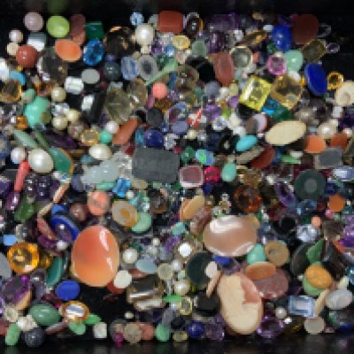 A large collection of loose stone and gems. (B)