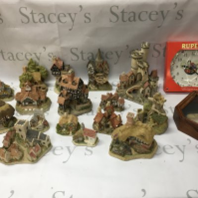 A collection of David Winter cottages and a Wedgewood Rupert clock. No reserve