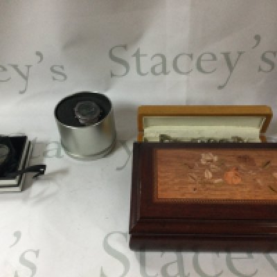 A collection of multiple different antiques, like jewellery, China plates and bowels, a large wooden statue, a Victorian antique English pewter, some jewellery including a watch and more. Also, there is a collection of Arden Sculptures.