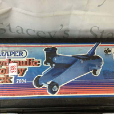 A hydraulic long chassis trolley jack made by Draper that has a 1500kg lifting capacity and has a special compact size.