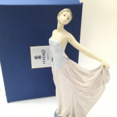 A boxed Lladro Ballerina figure , 31cm tall. No obvious large damage or restoration. This lot cannot be posted. NO RESERVE