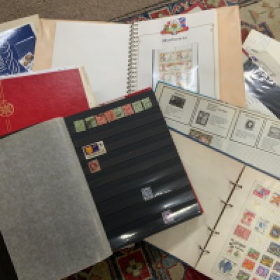 A collection of British world and commonwealth stamps albums. (D)