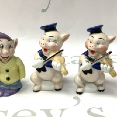 5 Walt Disney issue porcelain toothbrush holders. (D) varied conditions
