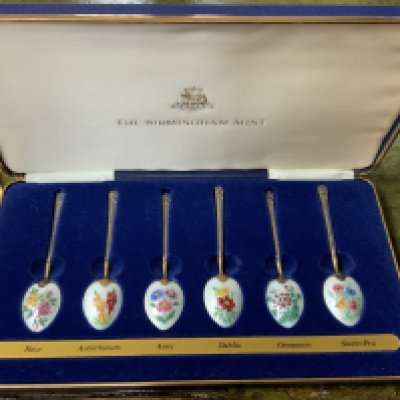 A cased set of 6 Hallmarked silver and enamel teaspoons from the Birmingham Mint (B)
