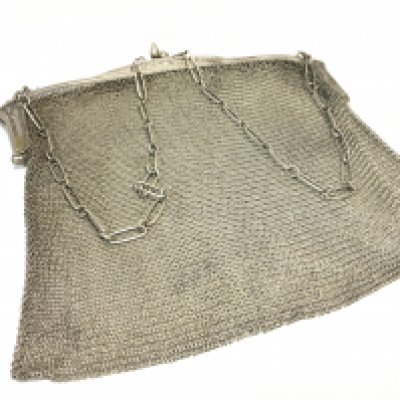 A Eastern white metal (tested silver) mesh evening bag and chain. Approx 270g. (B)