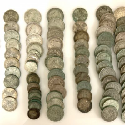 A mixed collection of pre 1947 British coinage to include Half Crowns, Florins, Shillings. Total weight. 998g