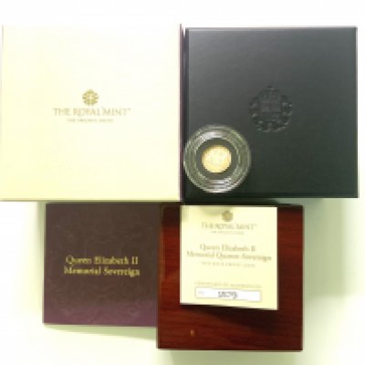 A Queen Elizabeth II Memorial proof quarter sovereign. (A)
