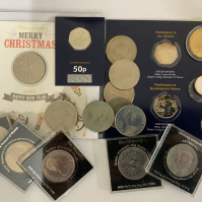 A collection of various coinage to ink luxe commemorative crowns, silver coinage and proof coinage.