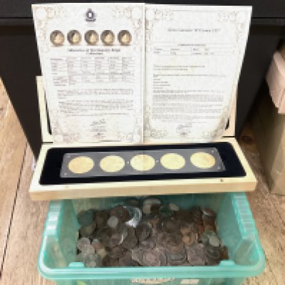 Mixed lot of various copper coinage and CuNu coinage. Postage category D