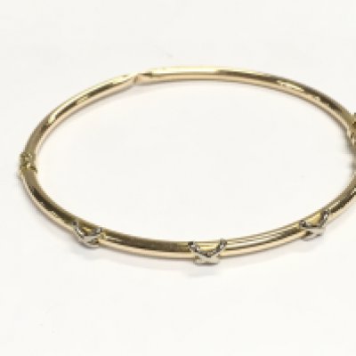 A 9ct gold bangle. Approximately 7cm diameter. 4.39g
