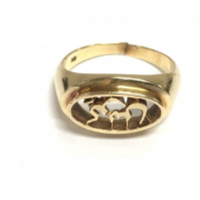 An 18ct gold ring size P 1/2 and 7.16g