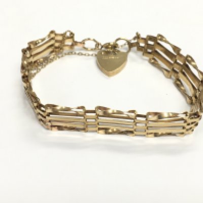 A 9ct gold gate bracelet. 10.54g