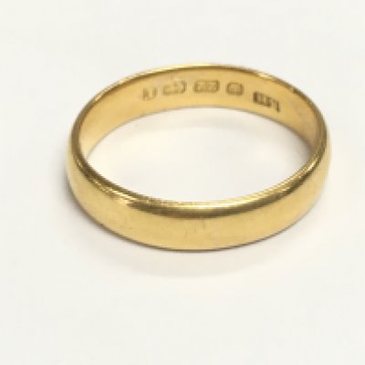 A 22ct gold wedding band4.14g and size K