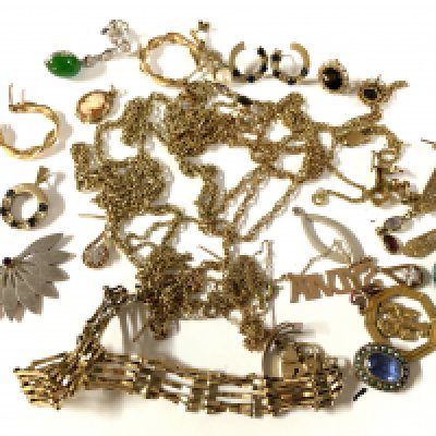 A mixed collection of gold and silver (mostly gold) total weight 60g. (A)