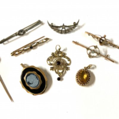 A small collection of Edwardian and later gold and silver brooches / pins / pendants. Total weight 21g. (A)