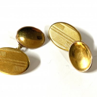 A pair of 9ct gold cuff links. 7.55g (A)