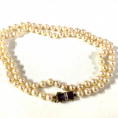 A single string of cultured pearl with a 9ct gold stone set clasp. 68cm (A)